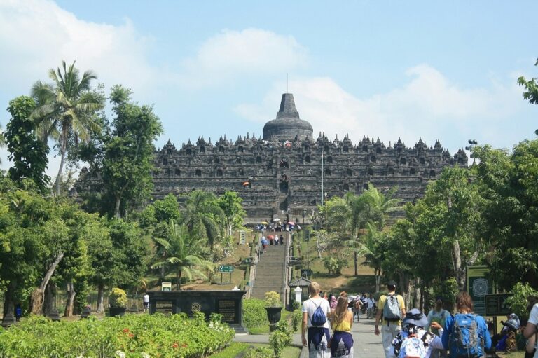 Macron, Borobudur, Dialog