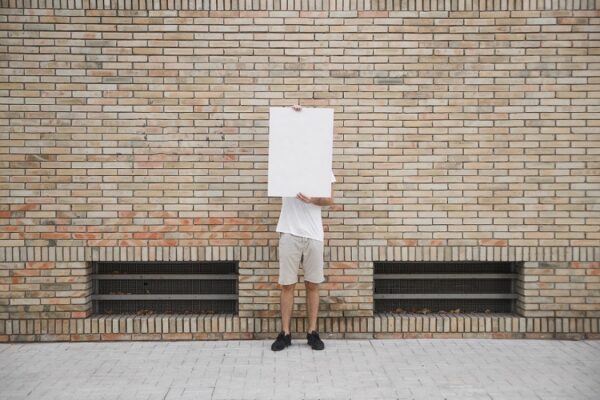 Mengapa Kita Tidak Bisa Menembus Dinding Meski Atom Sebagian Besar Terdiri dari Ruang Kosong?