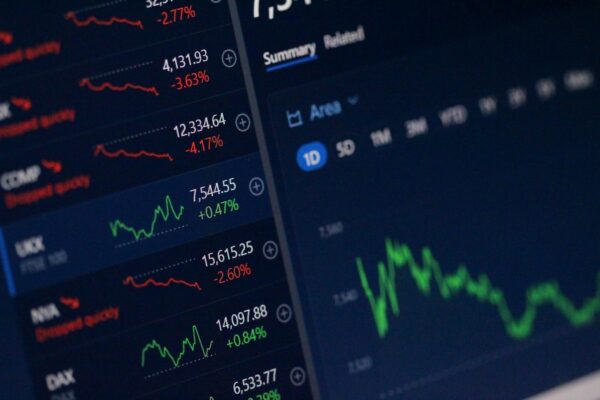 Wall Street Jatuh Usai Trump Ancam Kenaikan Tarif Tambahan untuk China