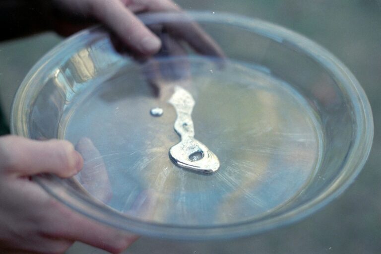 Mengapa Merkuri Berwujud Cair pada Suhu Ruang?